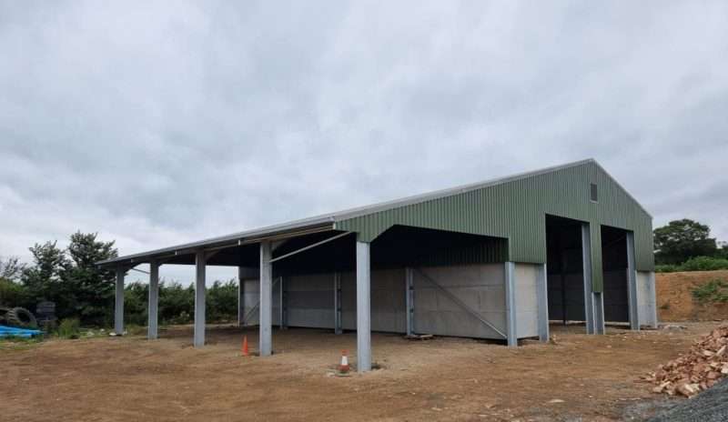 Agricultural building with lean-to extension